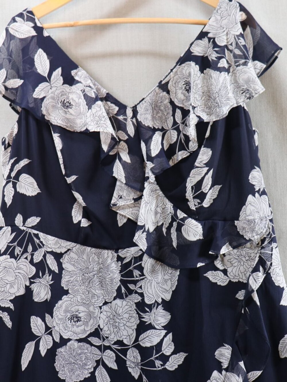 Laura Plus Dress Womens 16P Navy White Chiffon Ruffle Floral Midi 18 Plus - Picture 4 of 14